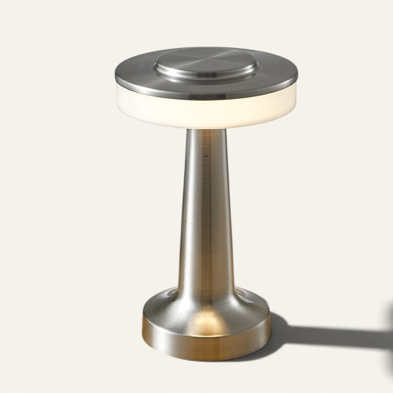 Lampe de table sans fil Lumeoo en métal brossé, design moderne, rechargeable, tactile et dimmable sur un bureau.