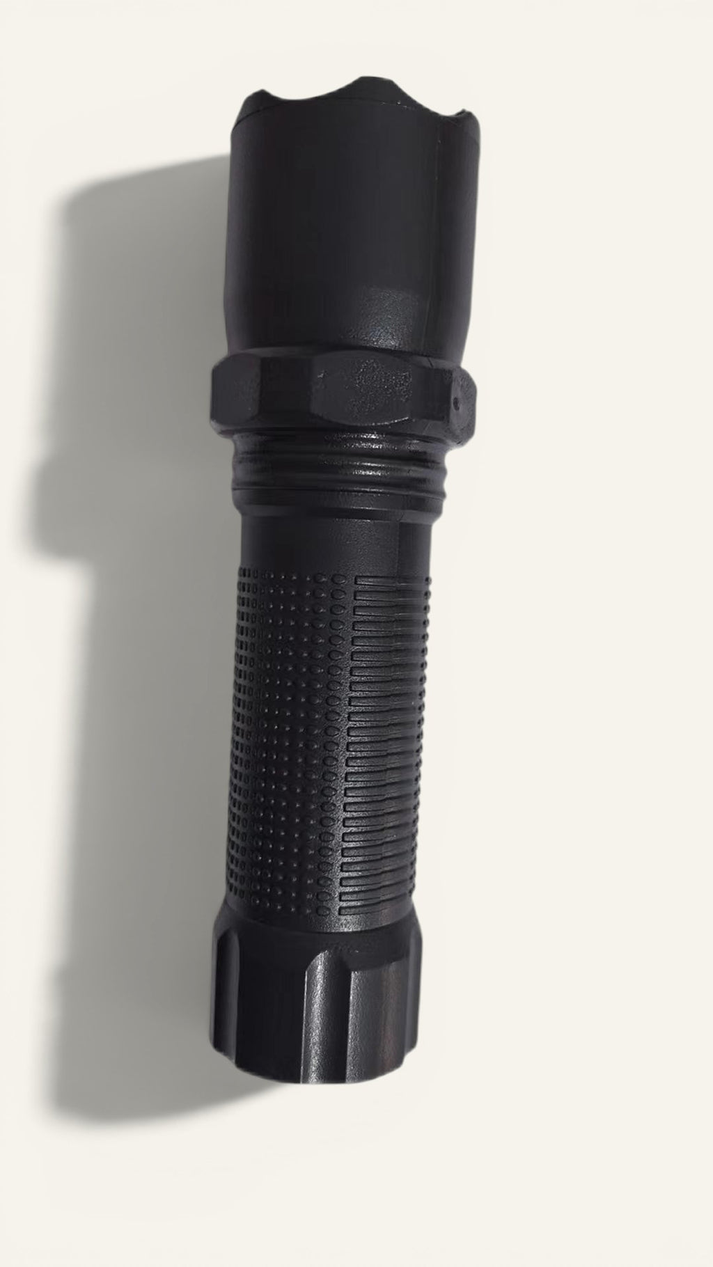 Lampe de poche LED COB Lumeoo rechargeable en aluminium noir, design compact et robuste pour camping ou urgences.
