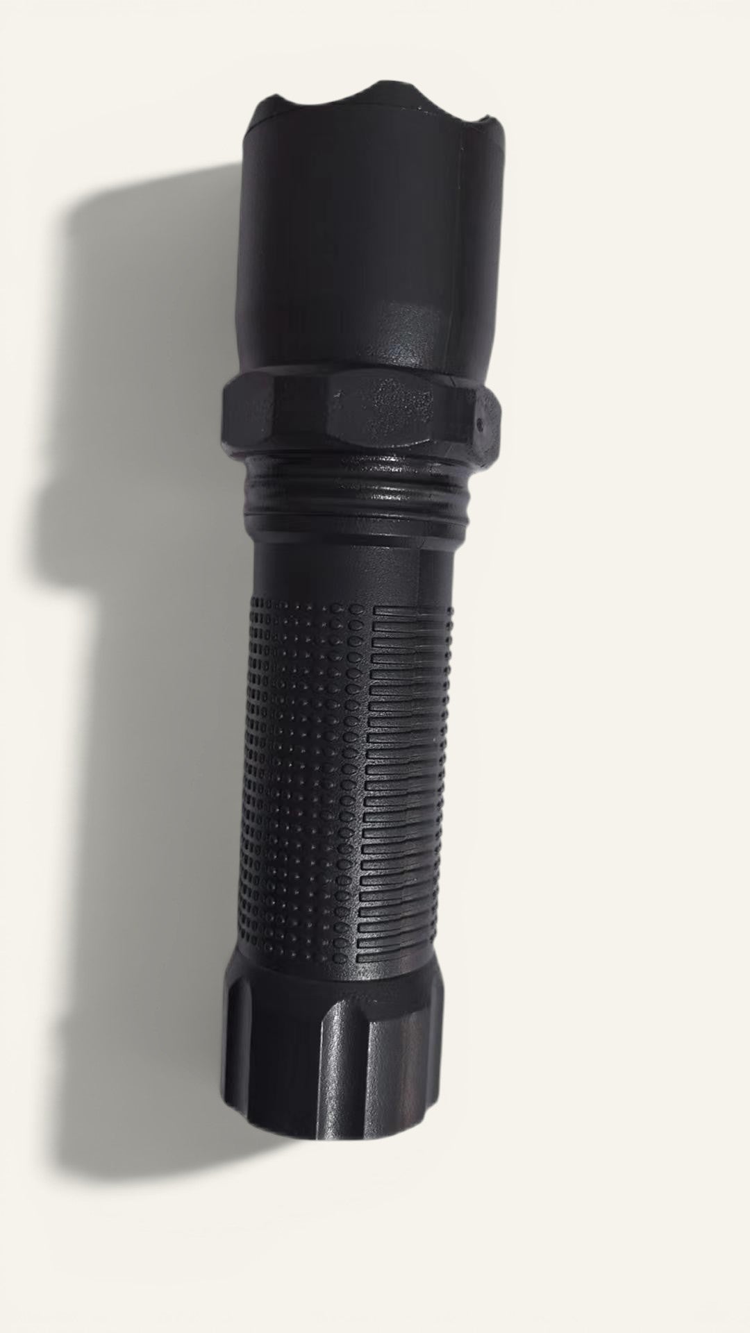 Lampe de poche LED COB Lumeoo rechargeable en aluminium noir, design compact et robuste pour camping ou urgences.