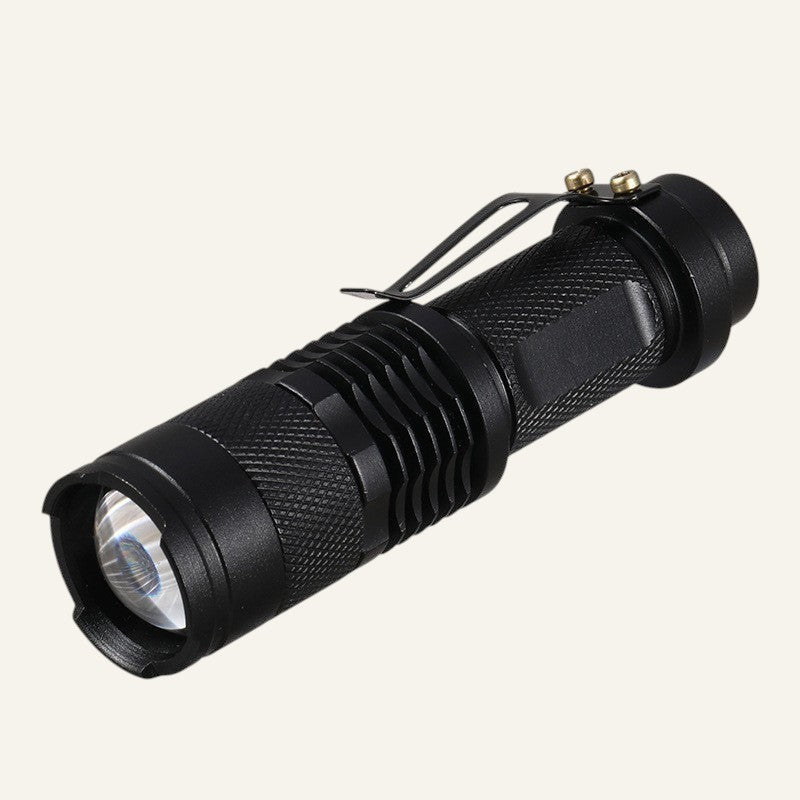 Lampe de poche LED COB Lumeoo en aluminium noir, rechargeable par USB, compacte avec clip de fixation robuste.
