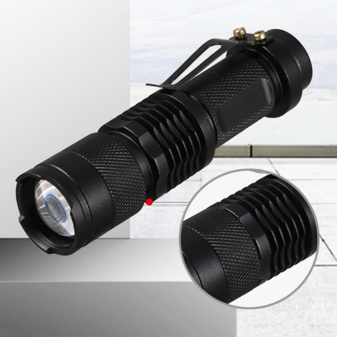 Lampe de poche LED COB Lumeoo rechargeable USB en aluminium noir, compacte et robuste avec clip de fixation