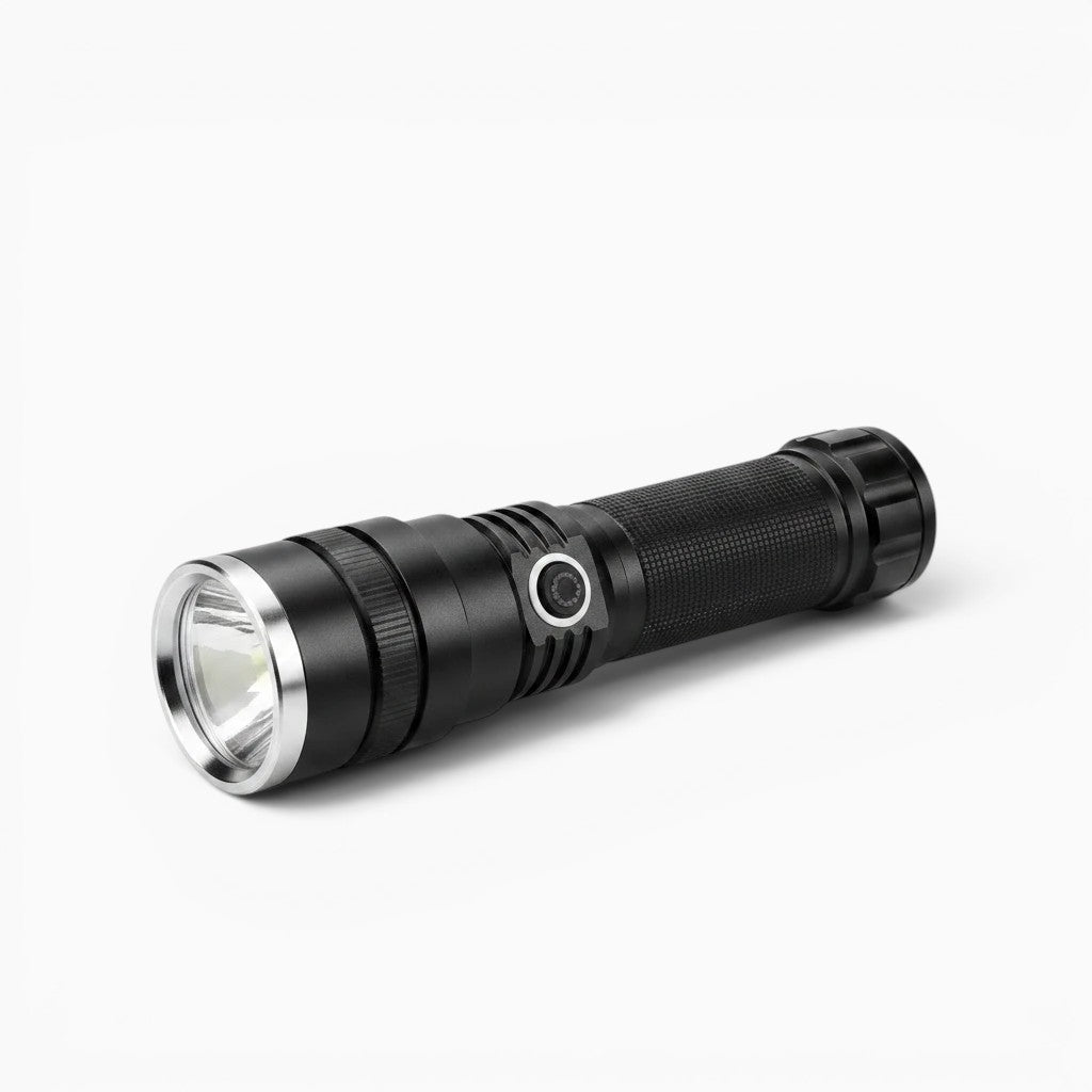 Lampe de poche LED Lumeoo rechargeable, noire, robuste, portée 2000m pour camping, randonnée et sécurité.