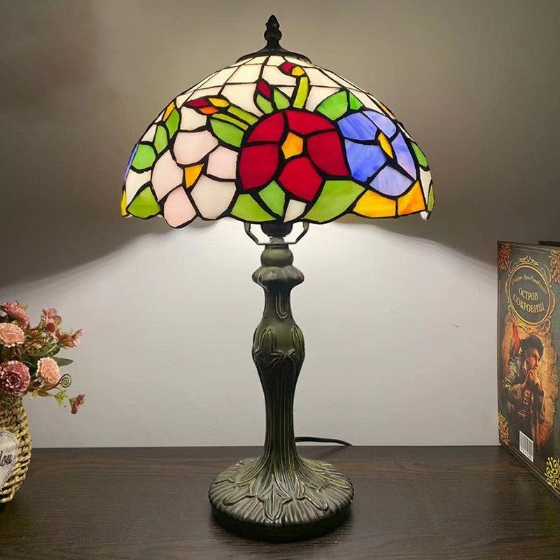 Lampe champignon Lumeoo en vitrail coloré avec motif floral et pied en métal sculpté pour une ambiance chaleureuse