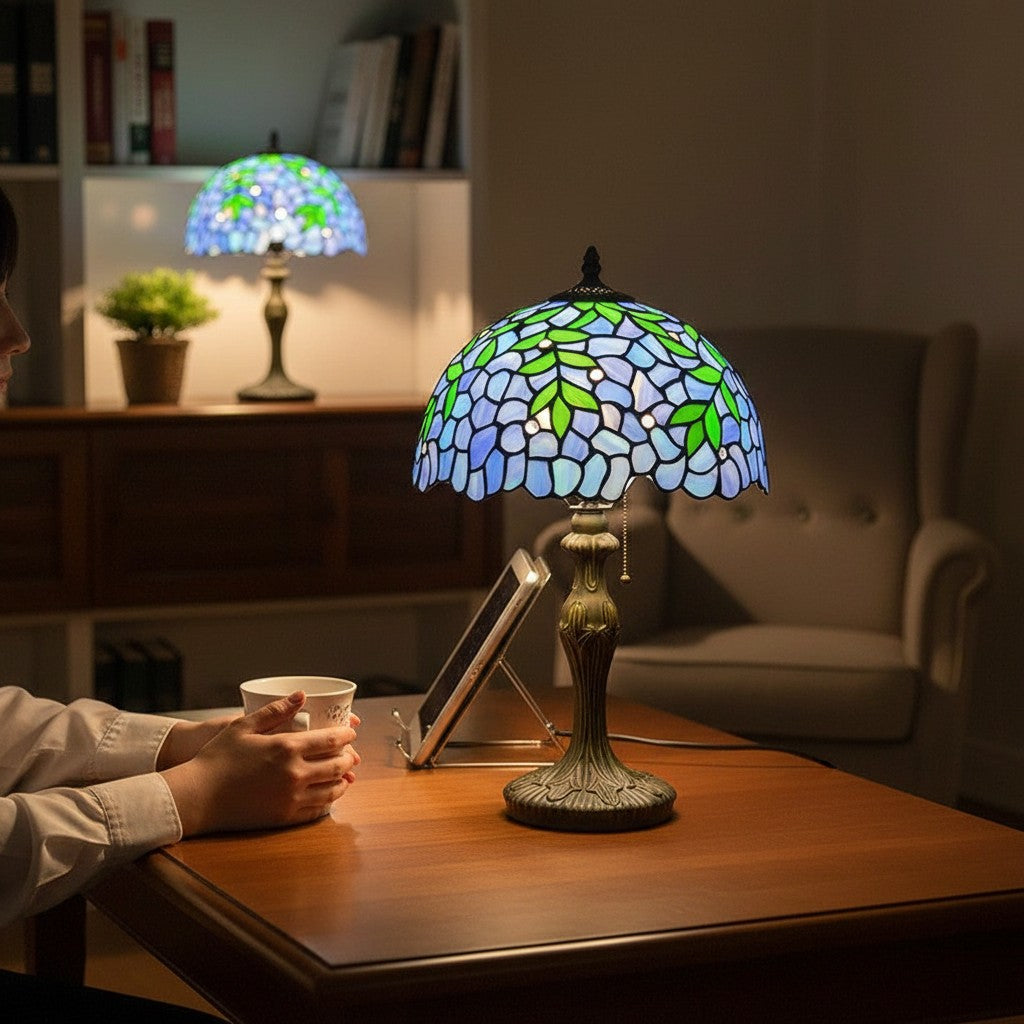 Lampe champignon Lumeoo en vitrail bleu et vert posée sur une table en bois dans un salon chaleureux