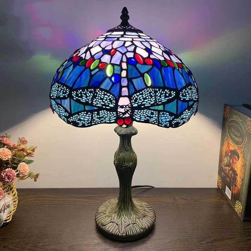 Lampe champignon Lumeoo style Tiffany avec abat-jour en vitrail bleu à motifs libellules et pied en métal sculpté