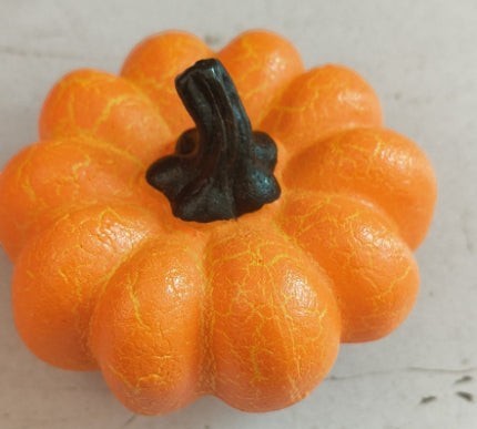 Lanterne citrouille Halloween LED Lumeoo en résine orange avec finition craquelée et tige noire pour décoration festive