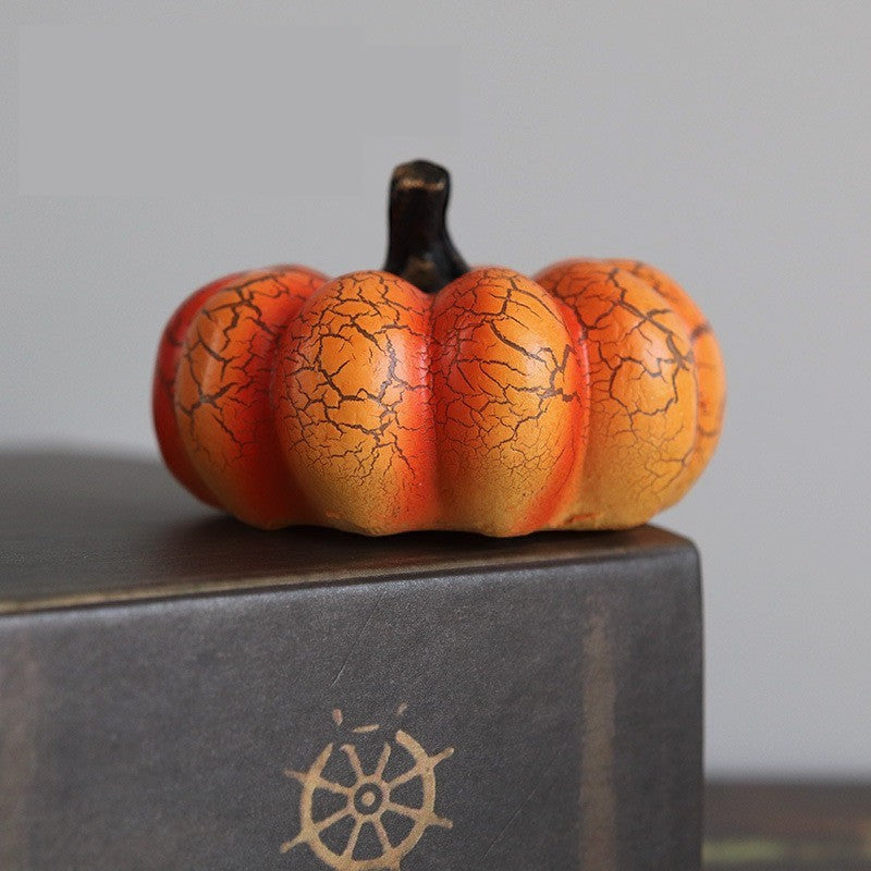 Lanterne citrouille Lumeoo en résine orange avec effet craquelé, décoration LED pour ambiance Halloween.