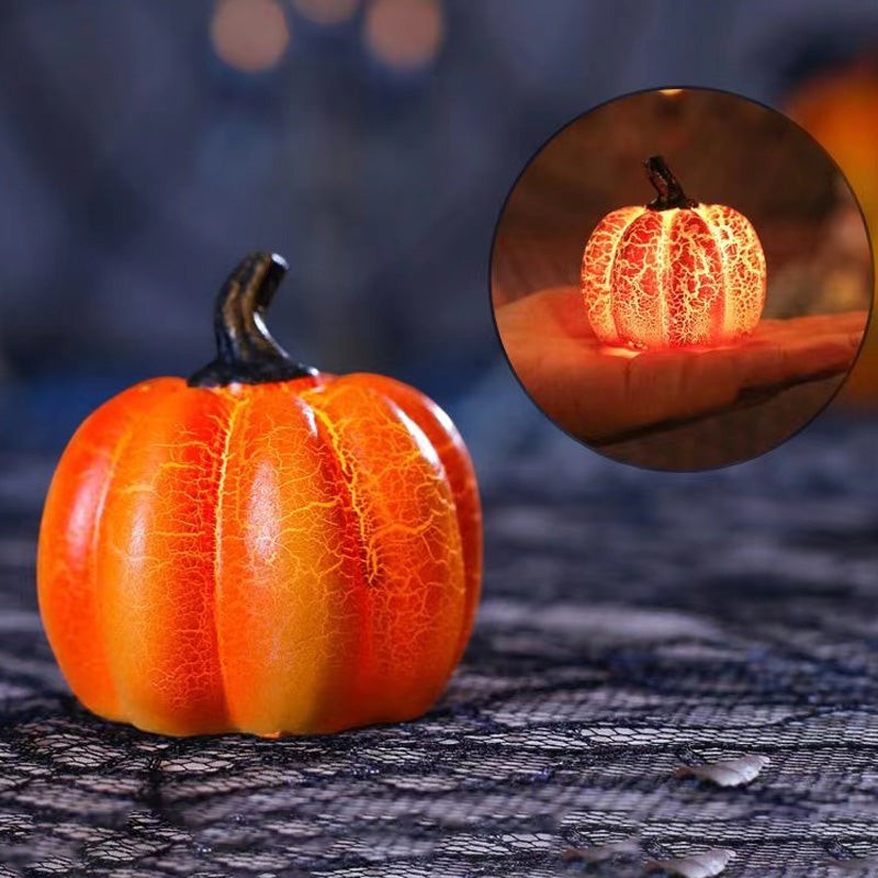 Lanterne citrouille Lumeoo en résine orange avec effet craquelé et éclairage LED pour une décoration d'Halloween cosy.