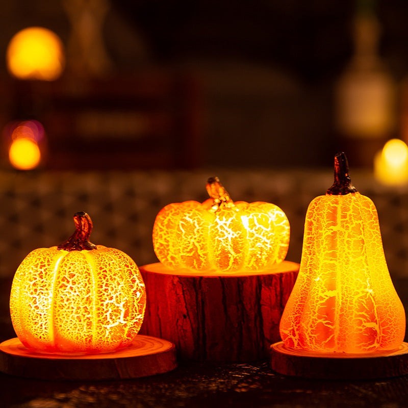 Lanterne citrouille Halloween LED Lumeoo en résine effet craquelé diffusant une lumière chaude et festive