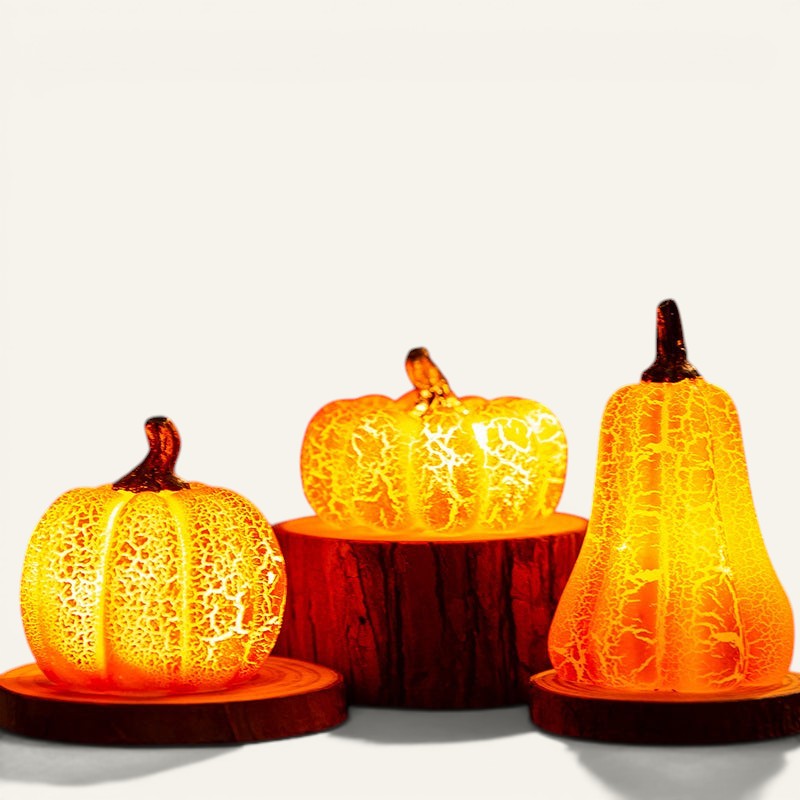 Lanterne citrouille Halloween LED Lumeoo en résine effet craquelé diffusant une lumière chaude et festive