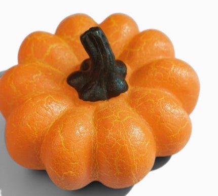 Lanterne citrouille Halloween LED Lumeoo en résine orange avec finition craquelée et tige noire