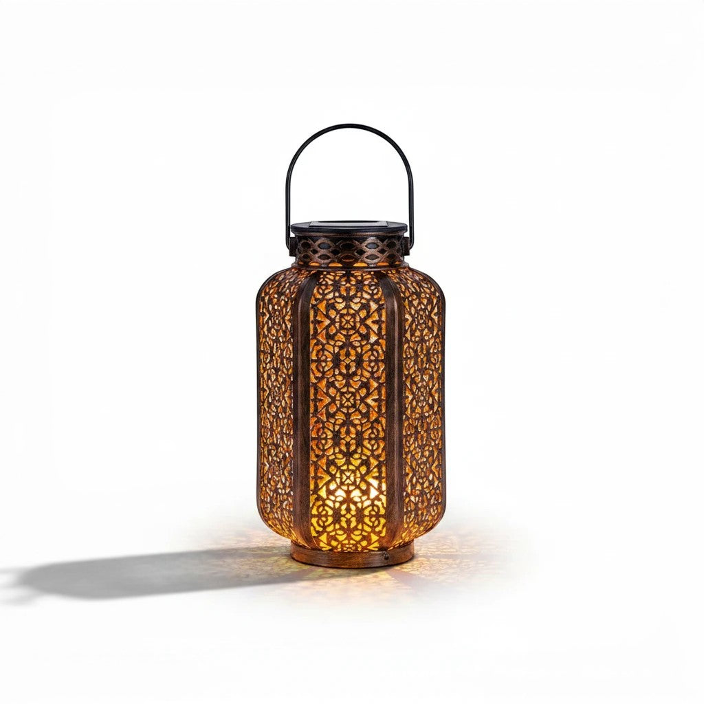 Lanterne solaire Lumeoo ajourée en métal bronze avec motifs décoratifs diffusant une lumière chaude pour jardin