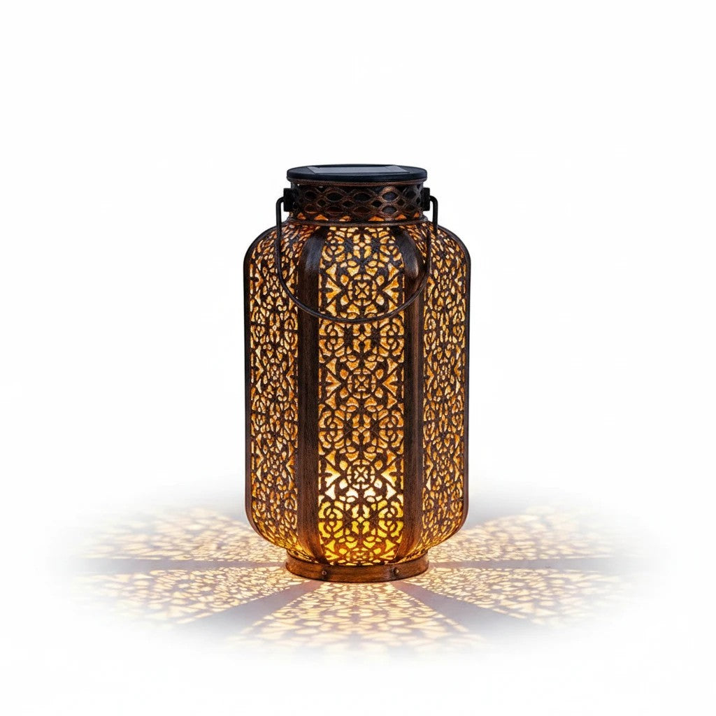 Lanterne solaire Lumeoo ajourée en métal bronze diffusant des motifs lumineux décoratifs sur le sol