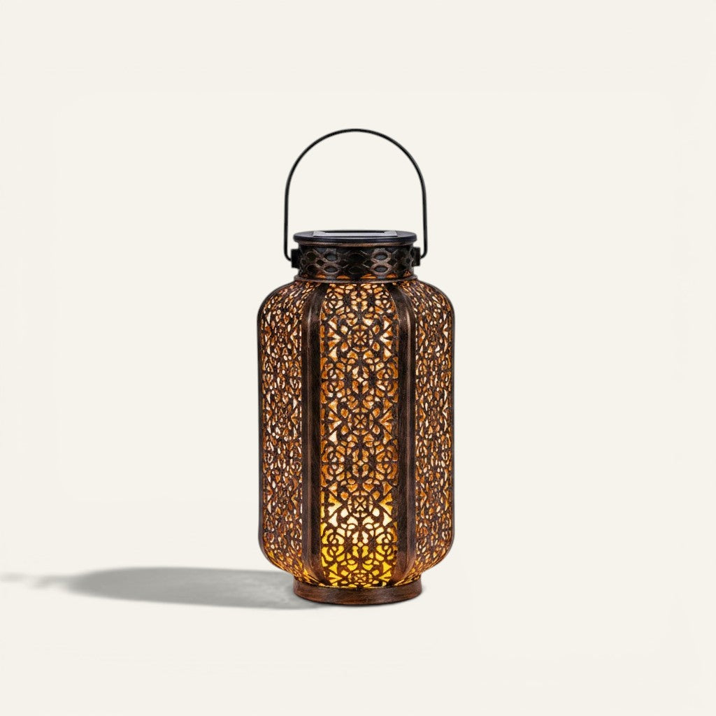 Lanterne solaire Lumeoo ajourée en métal bronze avec motifs décoratifs pour éclairage extérieur chaleureux