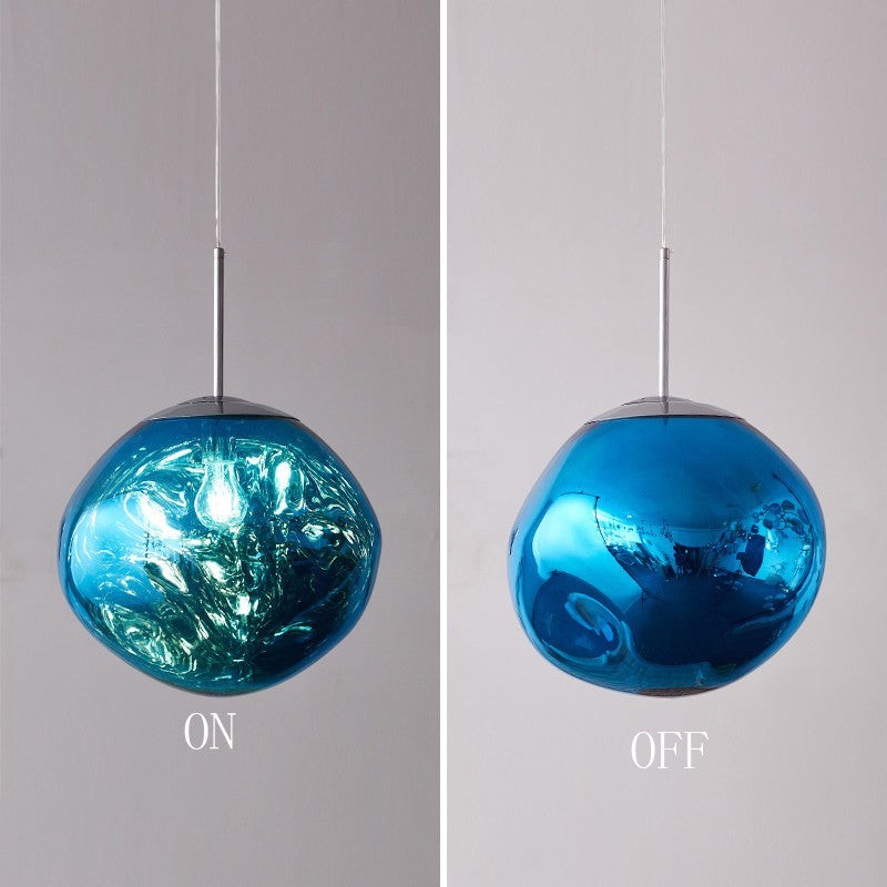 Lustre Lumeoo CRYSTAVA boule en cristal bleu réfléchissant, suspension LED moderne pour salon ou chambre.