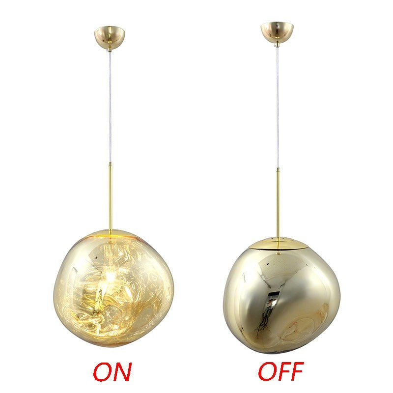Lustre Lumeoo CRYSTAVA boule en verre doré effet miroir avec éclairage LED suspendu pour salon ou chambre moderne.
