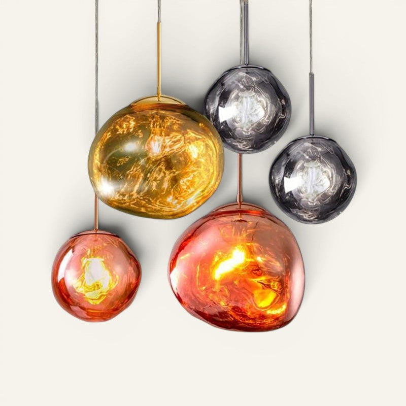Lustre Lumeoo composé de cinq boules en cristal organique multicolore avec éclairage LED pour salon moderne.