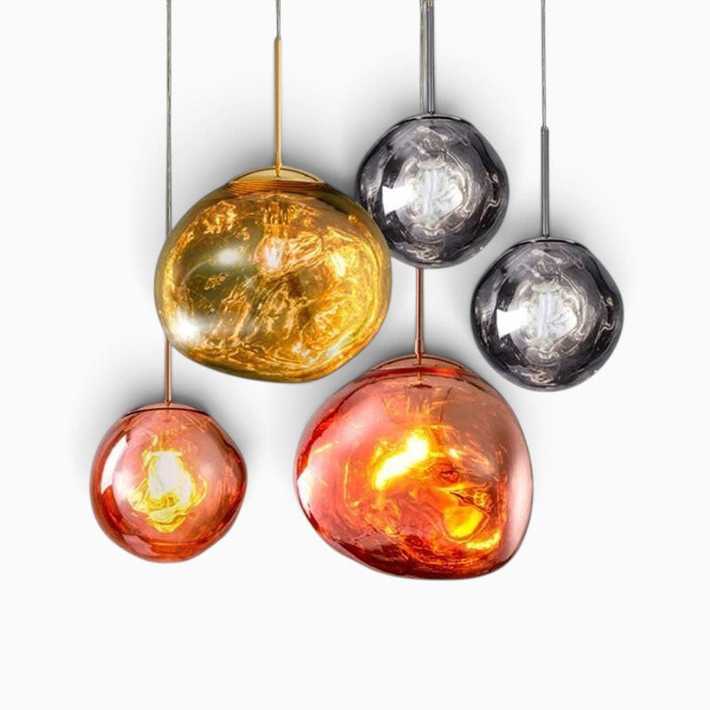 Lustre Lumeoo composé de cinq boules en cristal soufflé multicolores suspendues avec éclairage LED intégré