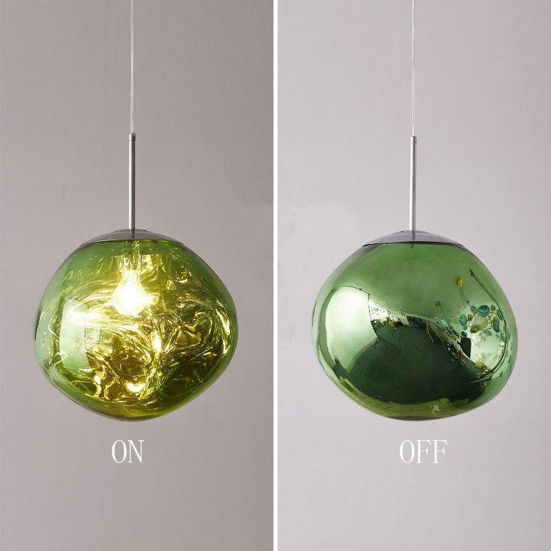 Lustre boule en verre vert Lumeoo, design contemporain suspendu avec éclairage LED pour salon ou chambre.