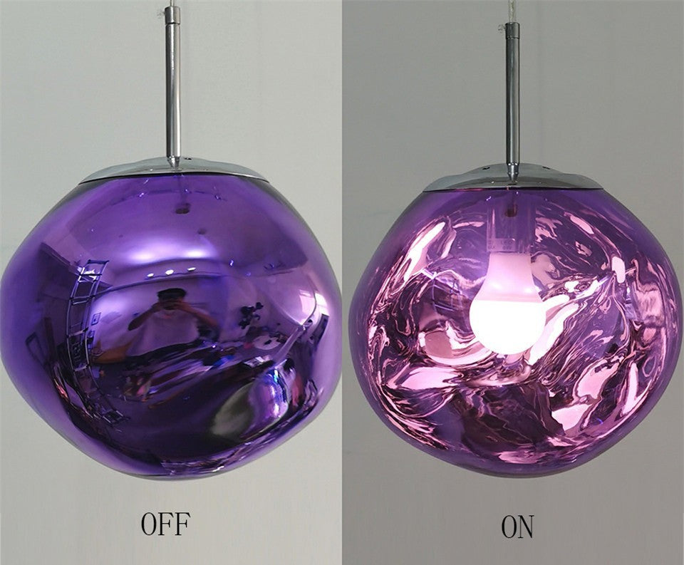 Lustre boule en cristal violet Lumeoo avec effet miroir, suspendu, allumé et éteint pour un design moderne.