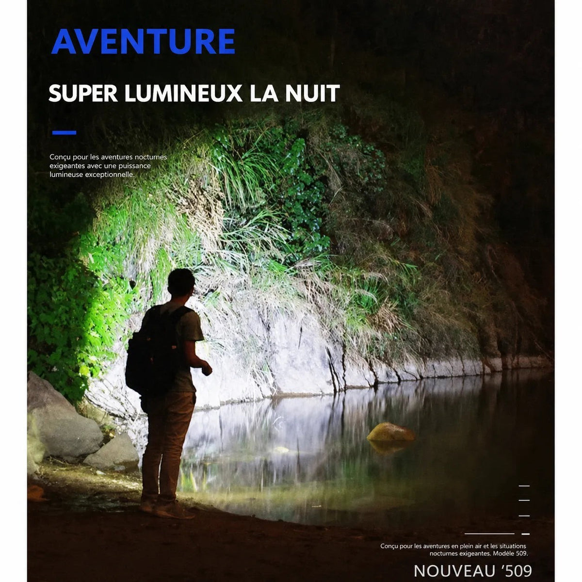 Mini lampe de poche LED Lumeoo puissante éclairant un randonneur au bord d'une rivière lors d'une aventure nocturne