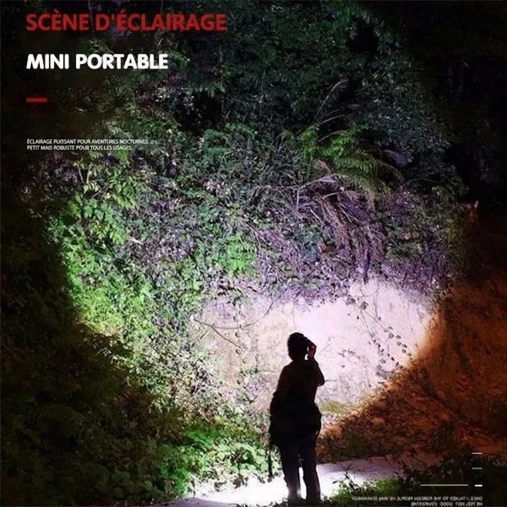 Mini lampe de poche LED Lumeoo puissante éclairant un sentier forestier sombre lors d'une randonnée nocturne
