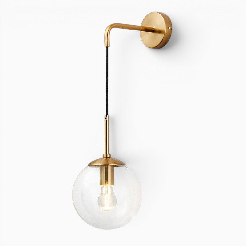 Applique murale Lumeoo NORGLAX avec boule en verre transparent et support en métal doré au design nordique épuré
