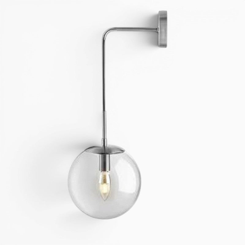 Applique murale Lumeoo NORGLAX avec globe en verre transparent et bras métallique argenté au design nordique épuré