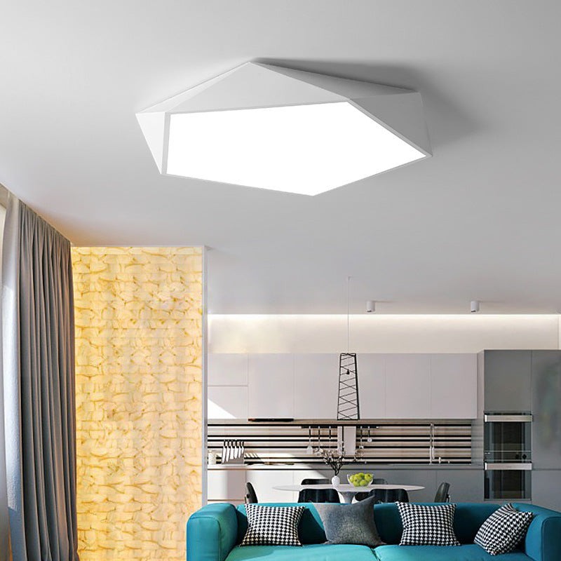 Plafonnier LED géométrique blanc Lumeoo installé au plafond d'un salon moderne avec canapé bleu