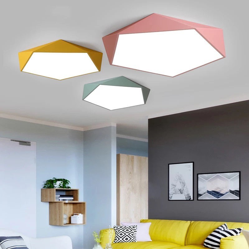Plafonnier LED géométrique Lumeoo aux formes hexagonales colorées jaune, rose et vert pour un salon moderne et design