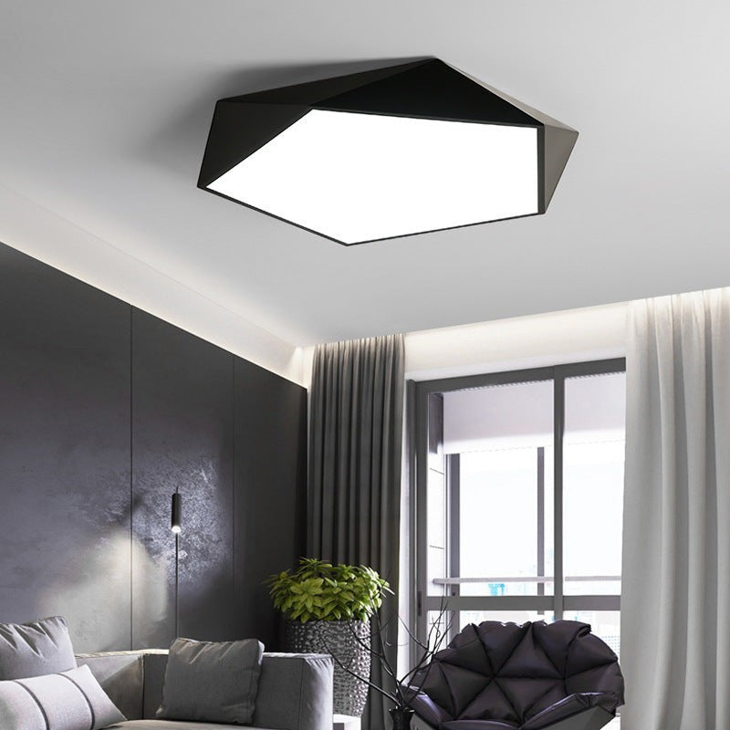 Plafonnier LED géométrique noir Lumeoo au design moderne installé au plafond d'un salon contemporain