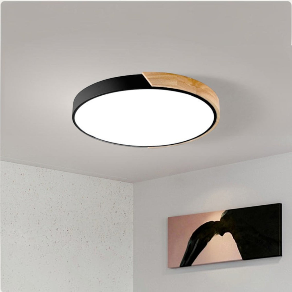 Plafonnier LED rond Lumeoo style nordique avec finition noire et bois clair pour un éclairage doux et moderne