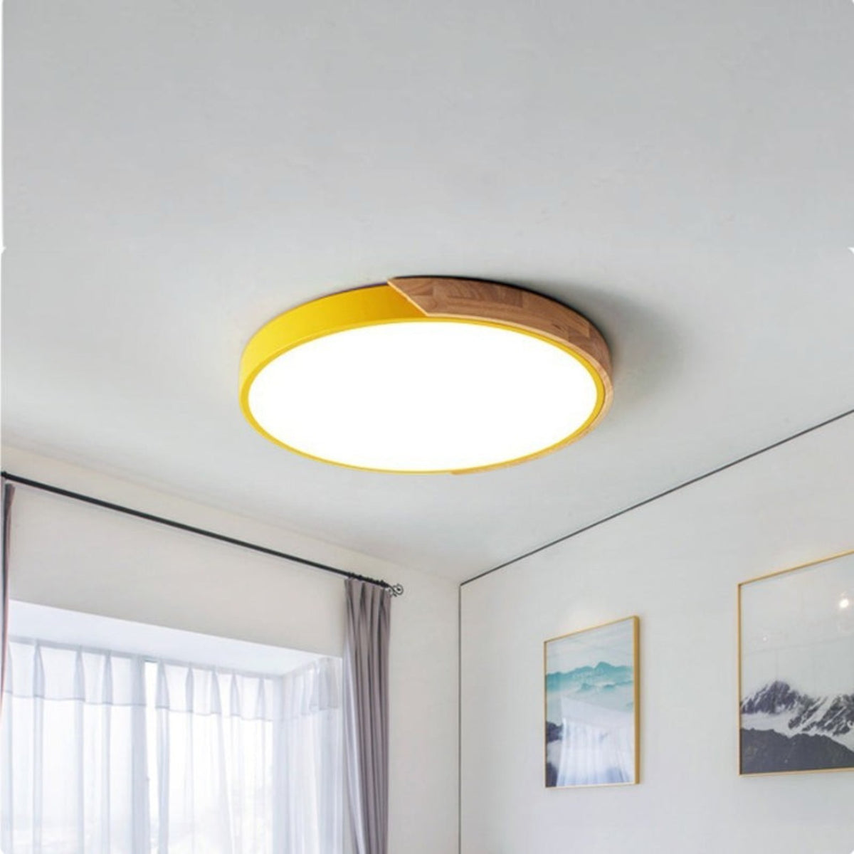 Plafonnier LED rond Lumeoo jaune et bois au design scandinave minimaliste installé au plafond d'une chambre lumineuse