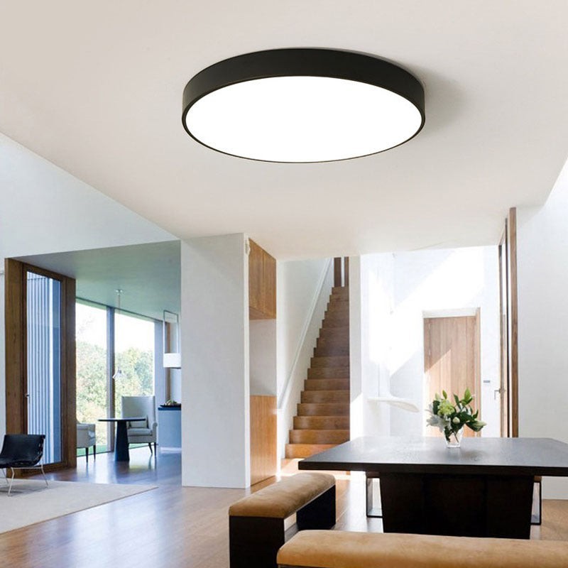 Plafonnier LED rond ultra-fin Lumeoo noir avec diffuseur blanc pour un éclairage moderne et minimaliste dans une maison