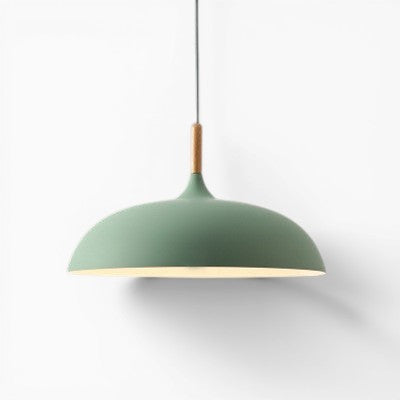 Suspension Lumeoo vert sauge en aluminium avec détail en bois, design scandinave minimaliste pour plafond