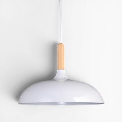Suspension Lumeoo blanche au design scandinave avec détail en bois clair sur fond blanc