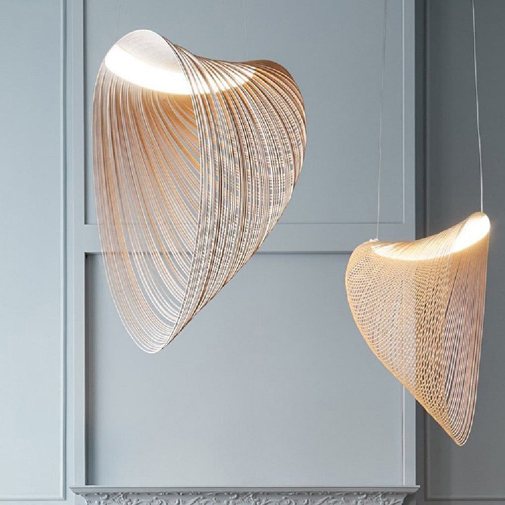 Suspension Lumeoo en bois naturel au design organique et sculptural pour un éclairage doux dans une salle à manger