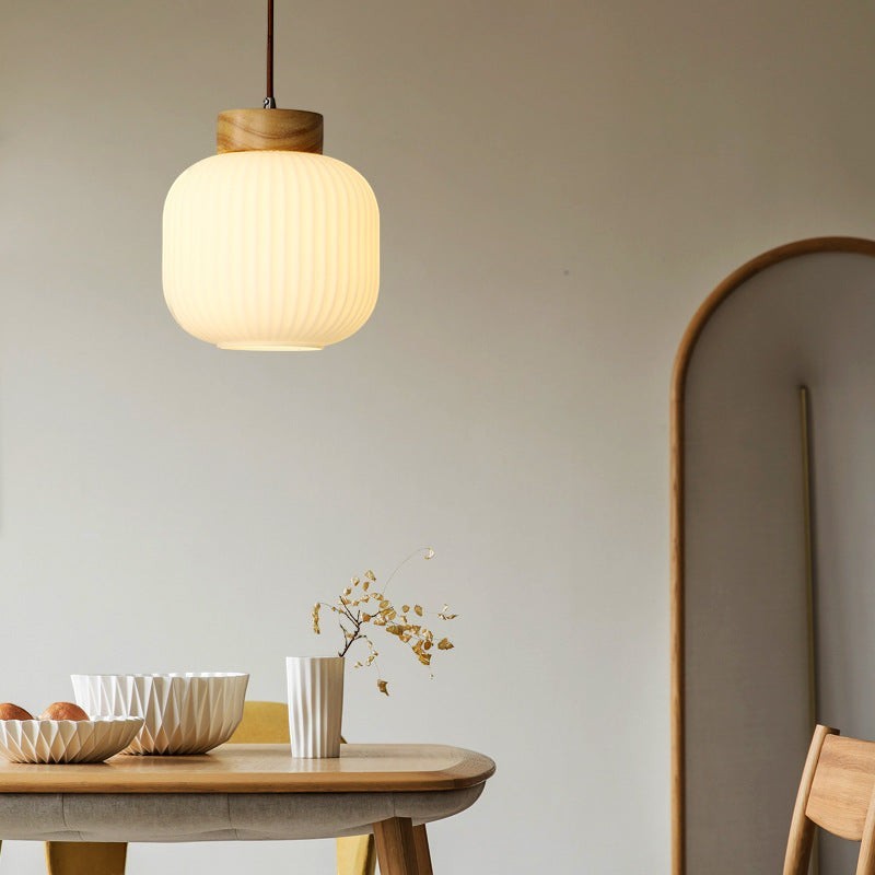 Suspension Lumeoo en bois et verre dépoli blanc au design rétro inspiré des lanternes chinoises pour une chambre
