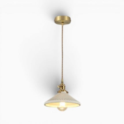 Suspension artisanale Lumeoo en céramique blanche cannelée avec détails en laiton doré pour un éclairage chaleureux