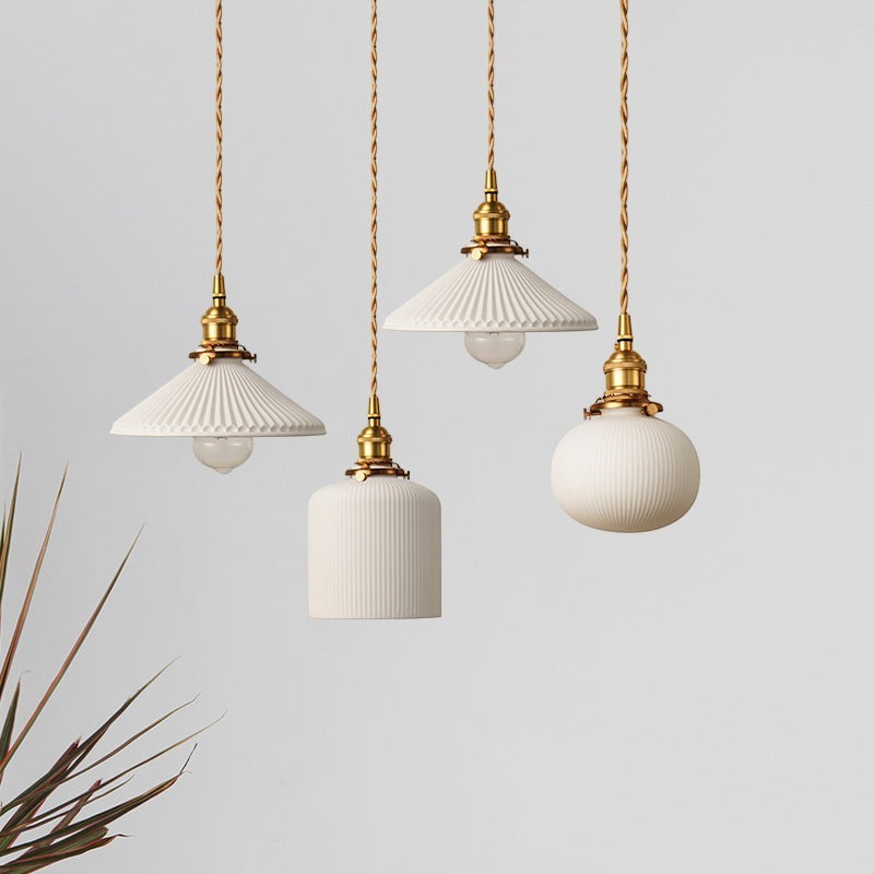 Suspension Lumeoo ARGILUX en céramique blanche artisanale avec détails en laiton et cordons torsadés