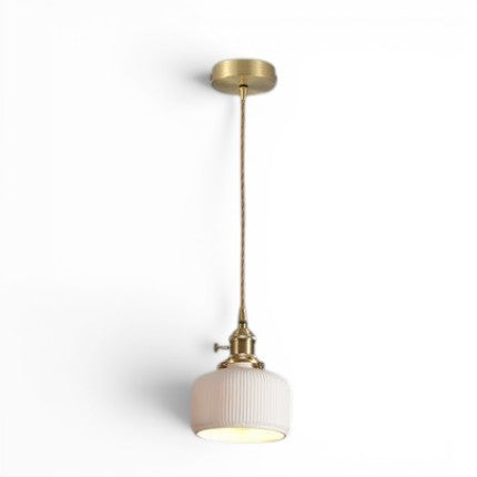 Suspension Lumeoo en céramique blanche cannelée avec monture en laiton doré pour un éclairage intérieur élégant