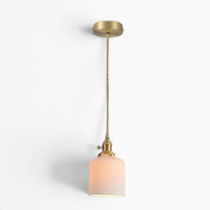 Suspension artisanale Lumeoo en céramique blanche cannelée avec douille et support en laiton doré