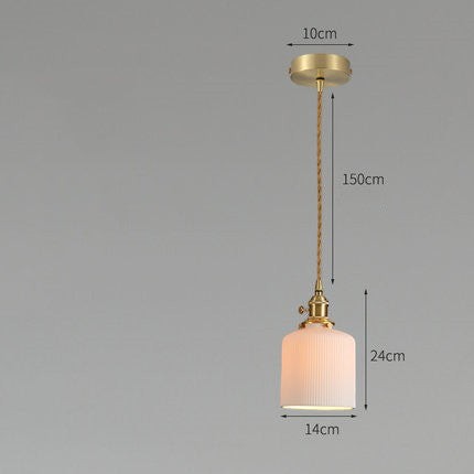 Suspension Lumeoo ARGILUX en céramique blanche cannelée avec détails en laiton doré et câble torsadé, style artisanal.