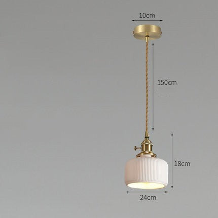 Suspension Lumeoo en céramique blanche cannelée avec détails en laiton doré et câble torsadé, style artisanal