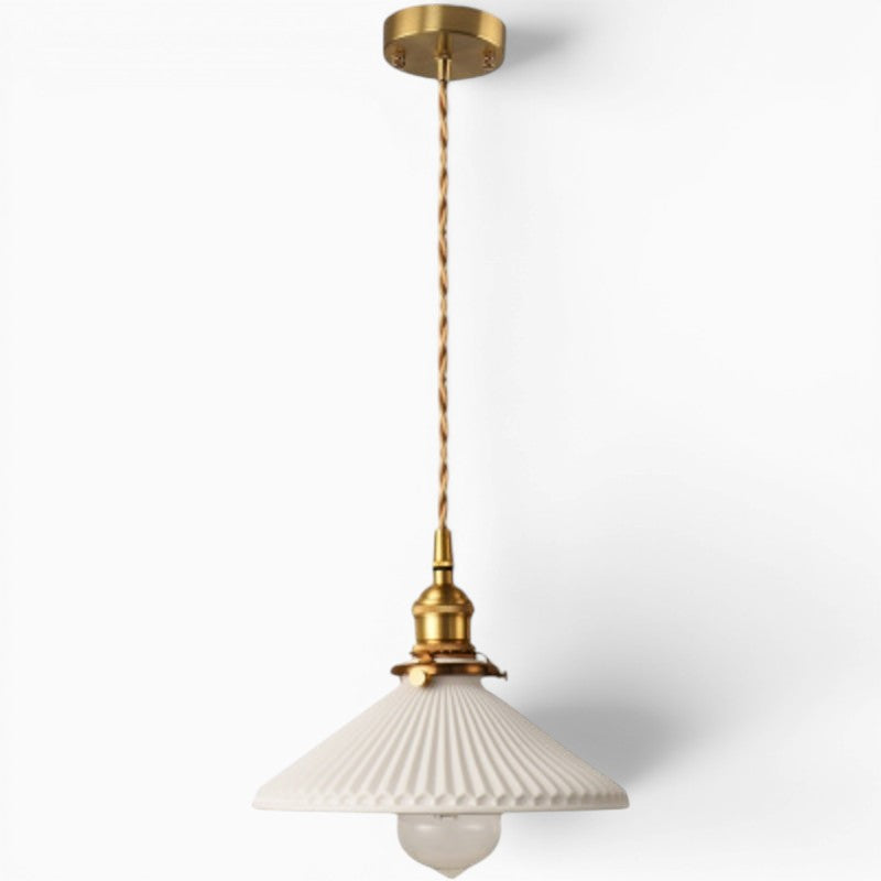 Suspension Lumeoo en céramique blanche plissée avec douille en laiton doré et câble torsadé pour un style artisanal.