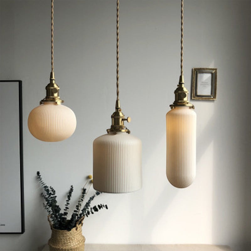 Suspension Lumeoo en céramique artisanale cannelée avec douille en laiton et cordon torsadé pour éclairage chaleureux