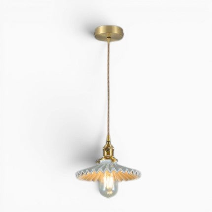 Suspension Lumeoo en céramique artisanale plissée avec finition en laiton doré pour un éclairage doux et élégant