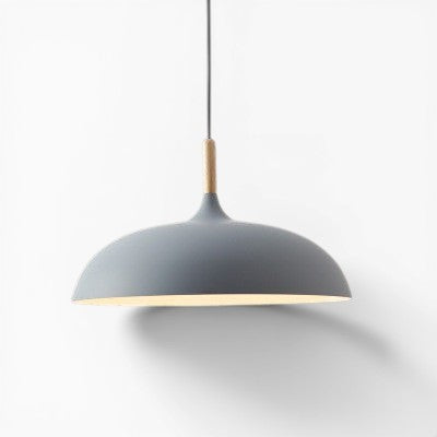 Suspension Lumeoo grise en forme de dôme avec détail en bois clair, design minimaliste pour éclairage intérieur