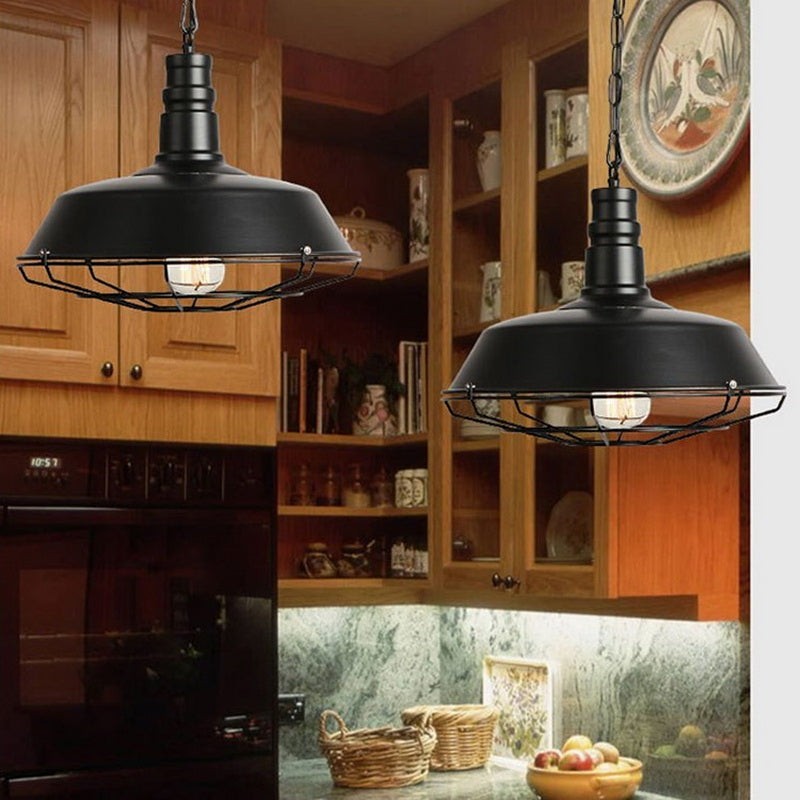 Suspension Lumeoo vintage industrielle noire en métal avec grille de protection installée dans une cuisine rustique