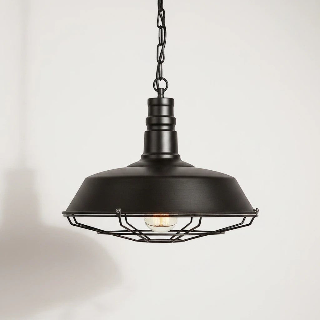 Suspension industrielle Lumeoo noire en métal avec grille de protection et ampoule apparente style vintage